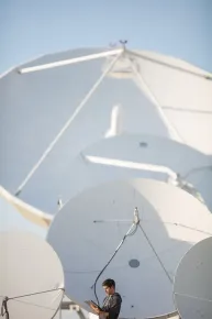 Antennes satellites au téléport Eutelsat de Paris-Rambouillet à l'échelle humaine
