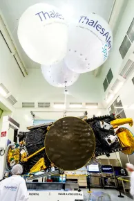 Vista lateral de la integración de los reflectores en el satélite EUTELSAT 8 West B en la sala limpia