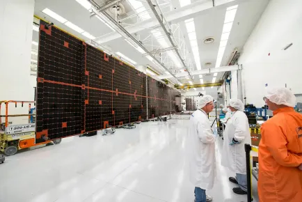 Paneles solares desplegándose durante las pruebas del satélite EUTELSAT 115 West B