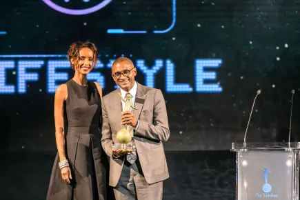 Sonia Rolland avec Olivier Laouchez, PDG de Trace Group, remportant le Prix Lifestyle pour Trace Sport Stars aux Eutelsat TV Awards 2015