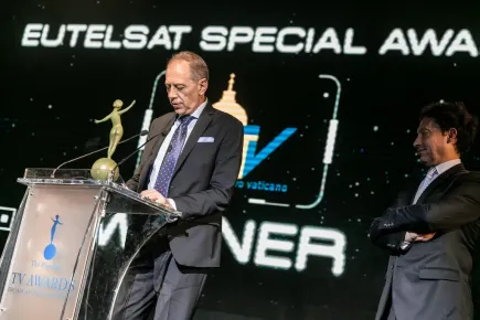 Stefano D’Agostini, directeur technique du Centre de Télévision du Vatican, recevant un Prix Spécial Eutelsat lors des Eutelsat TV Awards 2015