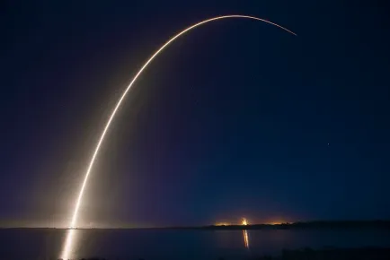 Rasto de luz do lançamento do foguetão Falcon 9 da SpaceX com o satélite EUTELSAT 115 West B