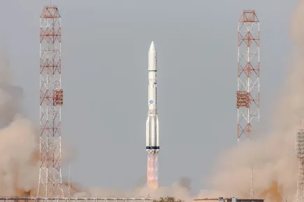 Lancement réussi du satellite EUTELSAT 5 West B par International Launch Services utilisant une fusée Proton Breeze M depuis le cosmodrome de Baïkonour