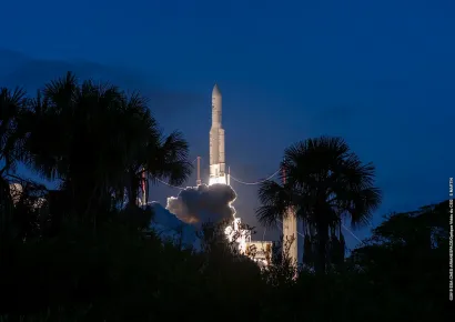 Lanzamiento exitoso del satélite EUTELSAT 7C por un cohete Ariane 5 desde Kourou, Guayana Francesa