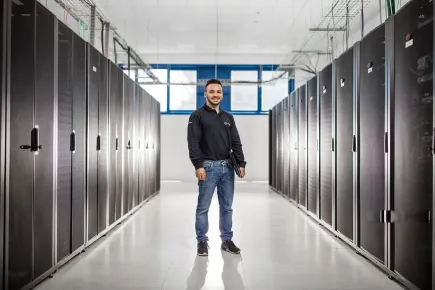 Miembro del equipo en la sala de servidores de TI en la telepuerto Eutelsat Skylogic Mediterráneo en Cagliari (Cerdeña)