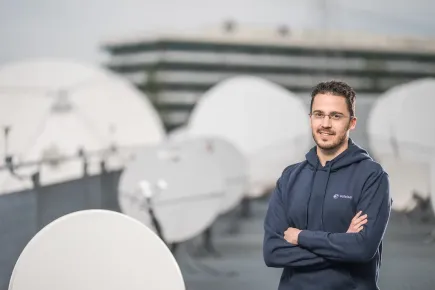 Miembro del equipo con las antenas satelitales en el tejado del telepuerto Skylogic, situado en Turín