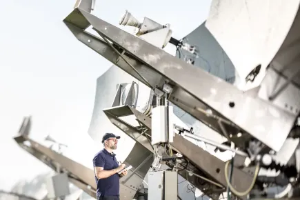 Membre de l'équipe travaillant avec les antennes satellites au téléport de Paris-Rambouillet d'Eutelsat