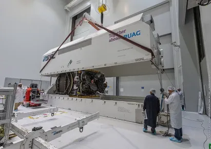 Técnicos abriendo el contenedor del satélite EUTELSAT 7C en las instalaciones del Puerto Espacial en Kourou (Guayana Francesa)