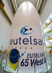 Les logos de la mission EUTELSAT 65 West A appliqués entièrement sur le cône d'Ariane 5 en préparation du lancement du satellite