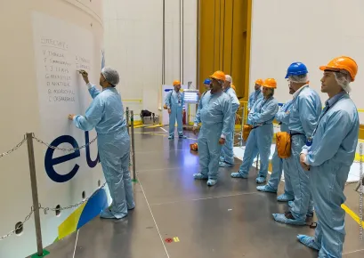 Les équipes d'EUTELSAT 65 West A signant leurs noms sur la coiffe du lanceur