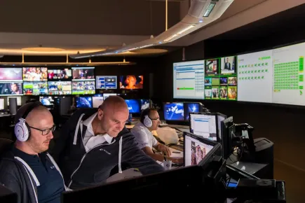 L'équipe Eutelsat travaillant en collaboration au CSC (Centre de Contrôle du Système de Communications), situé au téléport Paris-Rambouillet d'Eutelsat