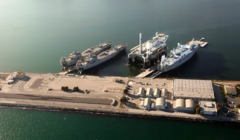 A plataforma e a nave de comando antes da partida do satélite EUTELSAT 3B para o local de lançamento