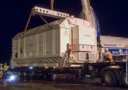 O contentor de transporte com o satélite EUTELSAT 8 West B a ser removido da aeronave Antonov após a sua chegada ao aeroporto Felix Eboué, perto de Caiena (Guiana Francesa)