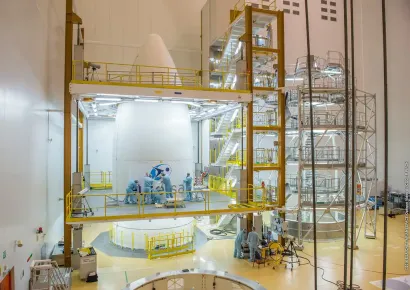 L'équipe ajoute les touches finales aux logos du carénage pour le vol VA229 au Spaceport (Kourou, Guyane française)