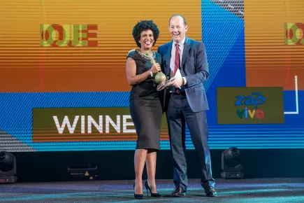 Vanessa Berenguel, responsable de la communication et de l'image, ZAP Viva, remportant le Prix de la Fiction et du Divertissement Général, avec Nicolas Chamussy, Airbus Defence and Space lors des Eutelsat TV Awards 2016