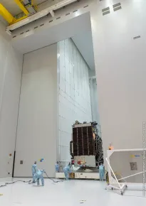 El CCU3 (Contenedor de Transferencia de Carga Útil n.º 3) con el satélite EUTELSAT 7C en la sala limpia