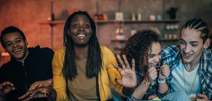 Imagen hero de canales FAST con jóvenes viendo la televisión