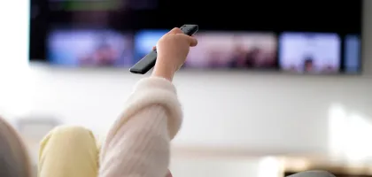 Espectador usando un control remoto