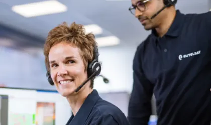 Dos ingenieros trabajando frente a monitores