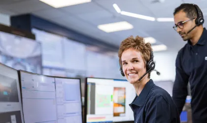 Dois engenheiros trabalhando em frente a monitores